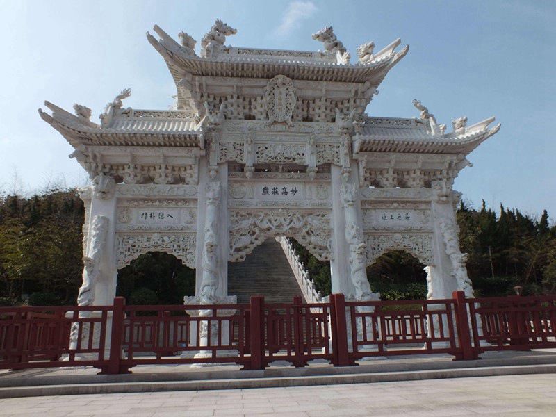 三門(mén)三樓石牌坊