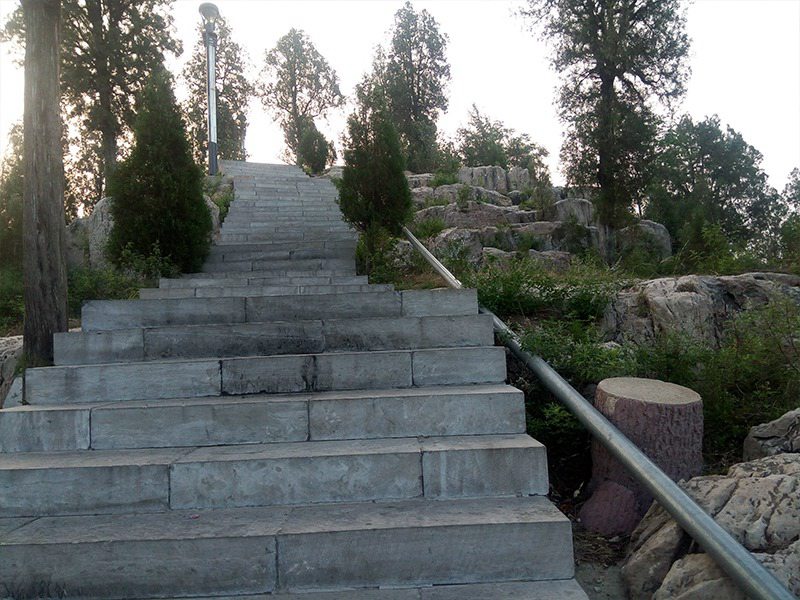 登山臺階石