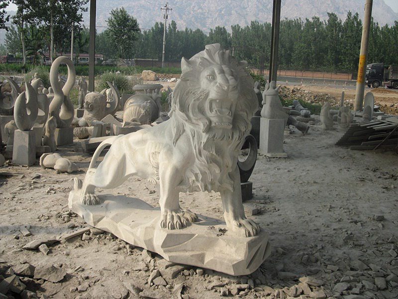 廣場(chǎng)草坪石獅子