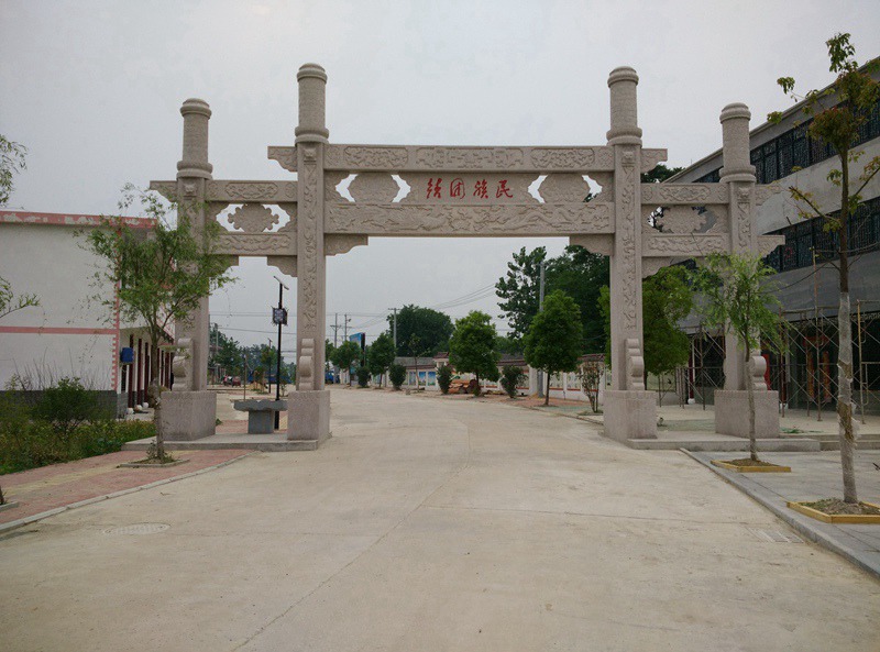 村口三門(mén)簡(jiǎn)易石牌坊