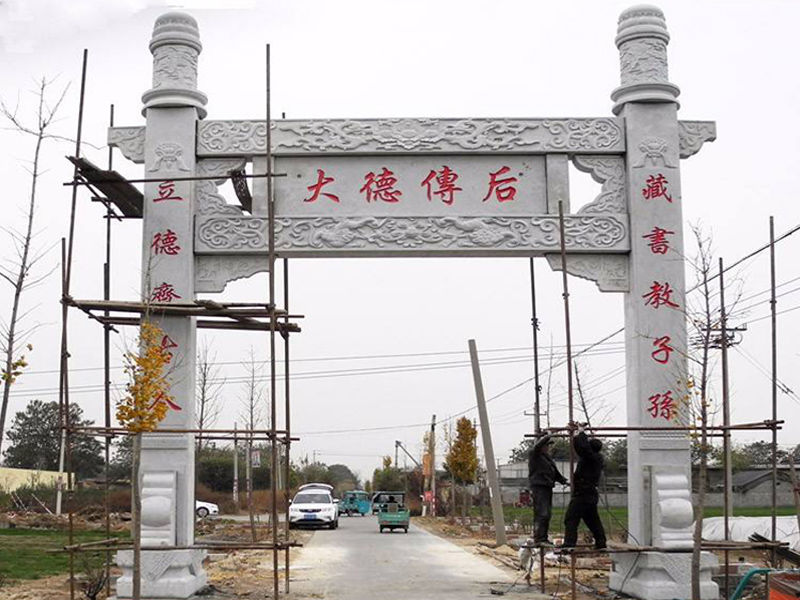 新農(nóng)村村口一門(mén)石牌坊